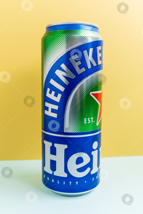 Скачать Тюмень, Россия - 15 октября 2021 года: Безалкогольное пиво Heineken 0.0. Новые продукты Heineken. Вертикальная фотография фотосток Ozero