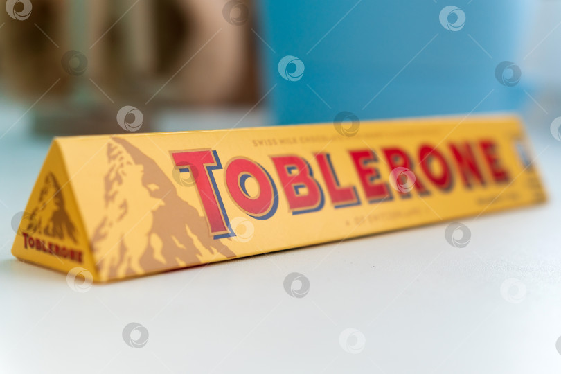 Скачать Тюмень, Россия - 13 ноября 2021 года: логотип Toblerone крупным планом. Швейцарский молочный шоколад на белом фоне. Изготовлено компанией Kraft Foods. фотосток Ozero