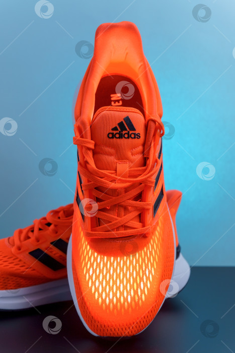 Скачать Тюмень, Россия - 13 ноября 2021 года: кроссовки с логотипом Adidas. Adidas, многонациональная компания. Модель EQ21 фотосток Ozero