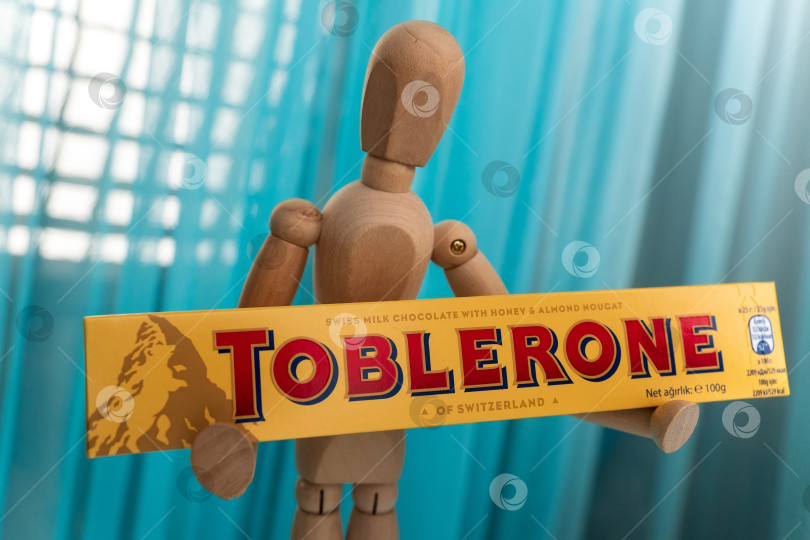 Скачать Тюмень, Россия - 13 ноября 2021 года: Логотип Toblerone - это швейцарская шоколадная плитка от Mondelez International фотосток Ozero