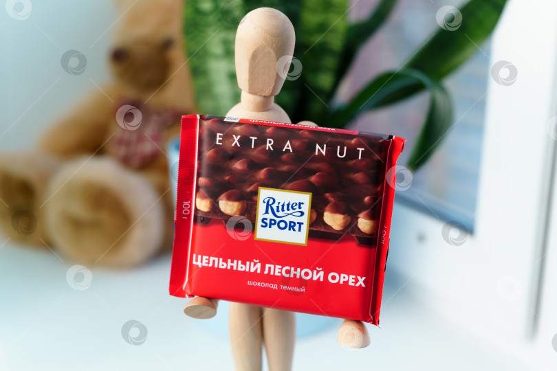 Скачать Тюмень, Россия - 13 ноября 2021 года: Шоколадный батончик Ritter Sport из немецкого шоколада с цельными лесными орехами. фотосток Ozero