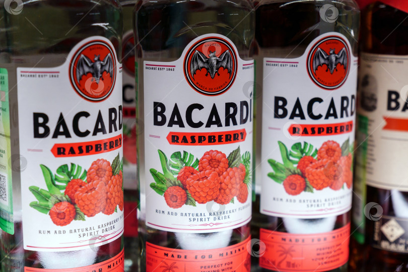 Скачать Волжский, Россия- 21 сентября 2021 года: Бутылки рома Bacardi raspberry в магазине фотосток Ozero