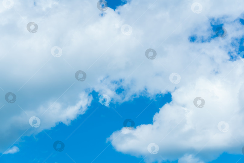 Скачать фон, облачный пейзаж - голубое небо с облаками фотосток Ozero