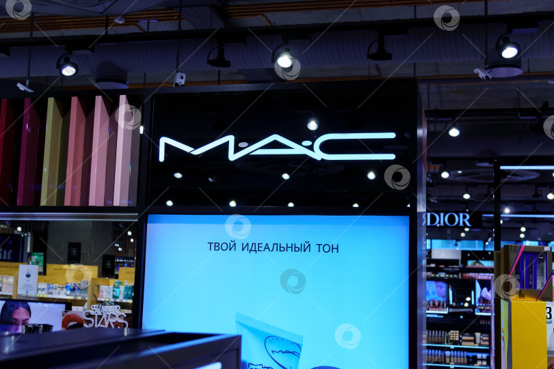 Скачать Волгоград, Россия - 16 сентября 2021 года: Магазин косметики MAC в торговом центре Russia Mall. Компания MAC Cosmetics была основана в Торонто фотосток Ozero