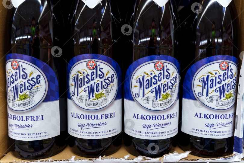 Скачать Волжский, Россия - 21 сентября 2021 года: Бутылка оригинального пива Maisels Weisse, без алкоголя. Избирательный фокус фотосток Ozero