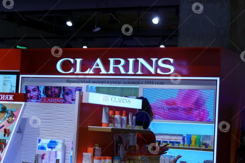 Скачать Волгоград, Россия - 16 сентября 2021 года: магазин Clarins с логотипом продавца косметики, парфюмерии и средств личной гигиены. Избирательный фокус фотосток Ozero