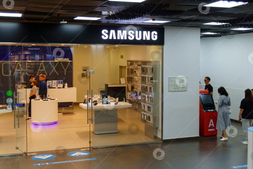 Скачать Волгоград, Россия - 16 сентября 2021 года: логотип Samsung в торговом центре. Офис продаж оборудования фотосток Ozero