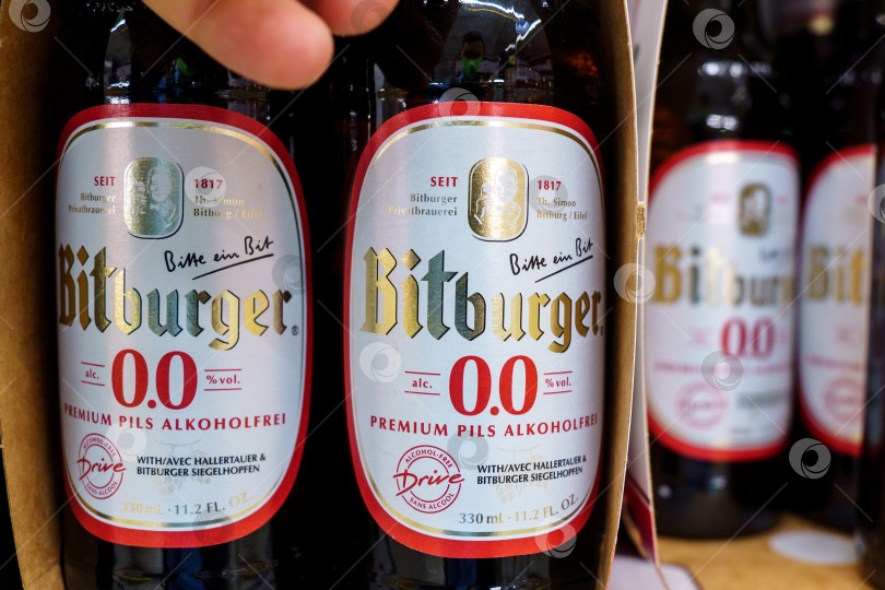 Скачать Волжский, Россия - 21 сентября 2021 года: Безалкогольное пиво Bitburger - немецкая пивоварня, основанная Иоганном Валленборном в 1817 году. фотосток Ozero