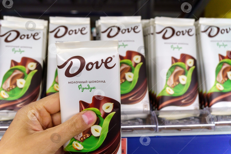Скачать Волжский, Россия - 21 сентября 2021 года: Голубь из молочного шоколада. Dove - это марка шоколада, производимая и продаваемая компанией Mars. фотосток Ozero