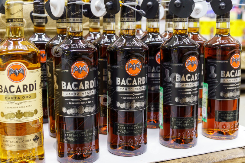 Скачать Волжский, Россия - 21 сентября 2021 года: Бутылки рома Bacardi carta negra в магазине фотосток Ozero