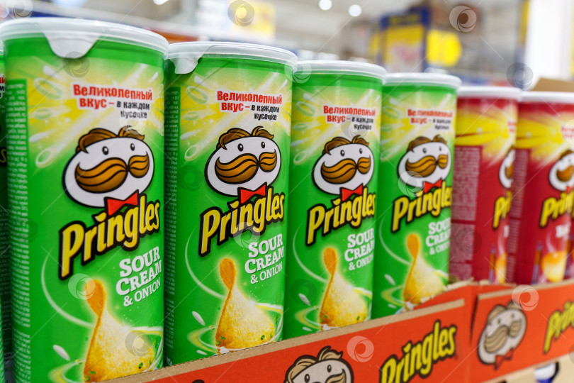 Скачать Волжский, Россия - 21 сентября 2021 года: Pringles - бренд картофельных чипсов, принадлежащий компании Kellogg. фотосток Ozero