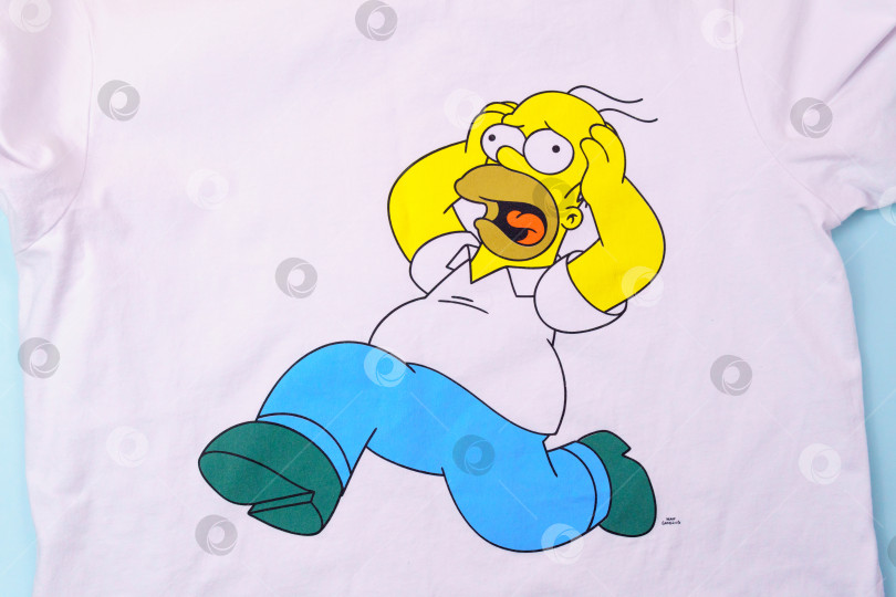 Скачать Тюмень, Россия - 27 августа 2021 года: Симпсоны на футболке Гомера Симпсона. Американский анимационный ситком для взрослых, созданный Мэттом Гренингом фотосток Ozero
