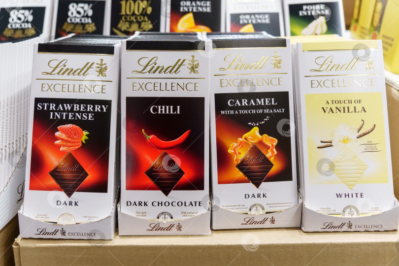 Скачать Волжский, Россия - 21 сентября 2021 года: шоколадный магазин Lindt в торговом центре. фотосток Ozero