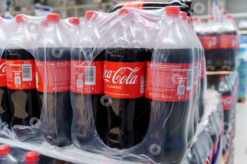 Скачать Волжский, Россия - 21 сентября 2021 года: Напитки Coca-Cola производятся компанией Coca-Cola Company фотосток Ozero