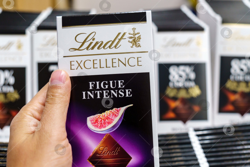 Скачать Волжский, Россия - 21 сентября 2021 года: Шоколадная плитка Lindt Excellence figue intense exellence. Избирательный фокус фотосток Ozero