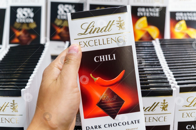 Скачать Волжский, Россия - 21 сентября 2021 года: шоколадная плитка Lindt Excellence chili exellence. Избирательный фокус фотосток Ozero