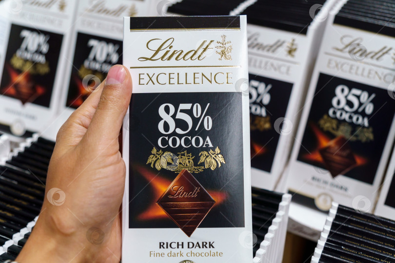 Скачать Волжский, Россия - 21 сентября 2021 года: плитка темного шоколада Lindt Excellence. Избирательный фокус фотосток Ozero