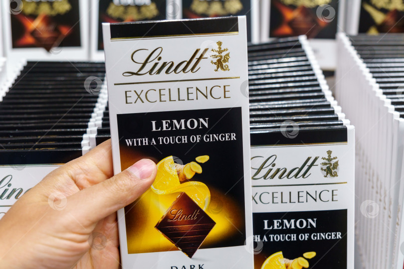 Скачать Волжский, Россия - 21 сентября 2021 года: Шоколадная плитка Lindt Excellence с лимоном и имбирем exellence. Избирательный фокус фотосток Ozero