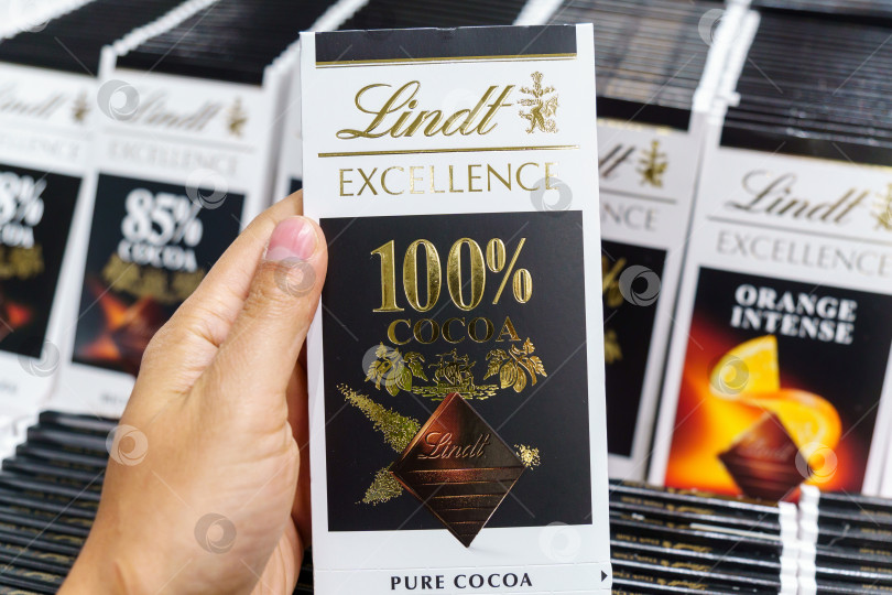 Скачать Волжский, Россия - 21 сентября 2021 года: плитка темного шоколада Lindt Excellence. Избирательный фокус фотосток Ozero