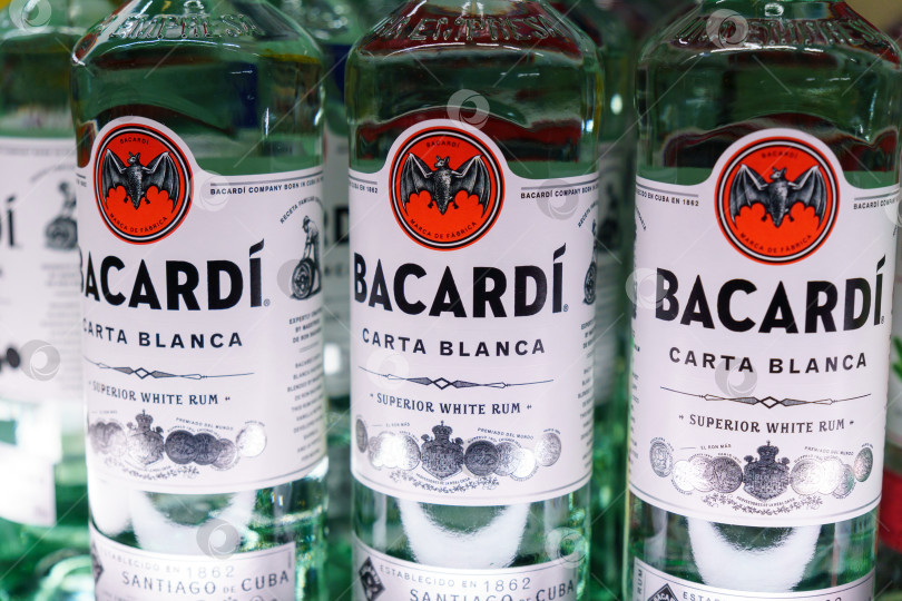 Скачать Волжский, Россия - 21 сентября 2021 года: Бутылки рома Bacardi carta blanca в магазине фотосток Ozero