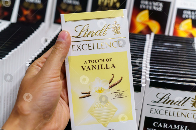 Скачать Волжский, Россия - 21 сентября 2021 года: шоколадная плитка Lindt Excellence vanilla exellence. Избирательный фокус фотосток Ozero