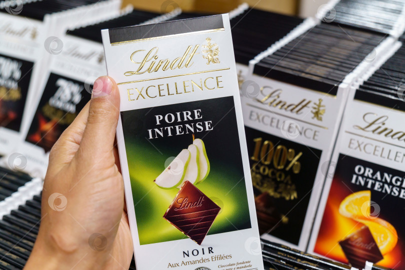 Скачать Волжский, Россия - 21 сентября 2021 года: Шоколадная плитка Lindt Excellence poire intense intense exellence. Избирательный фокус фотосток Ozero