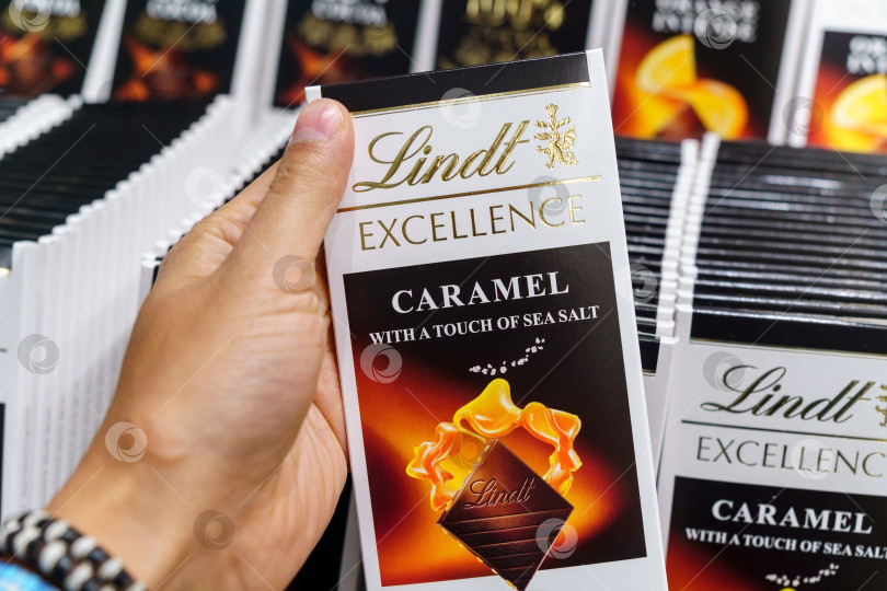 Скачать Волжский, Россия - 21 сентября 2021 года: шоколадная плитка Lindt Excellence caramel exellence. избирательный фокус фотосток Ozero