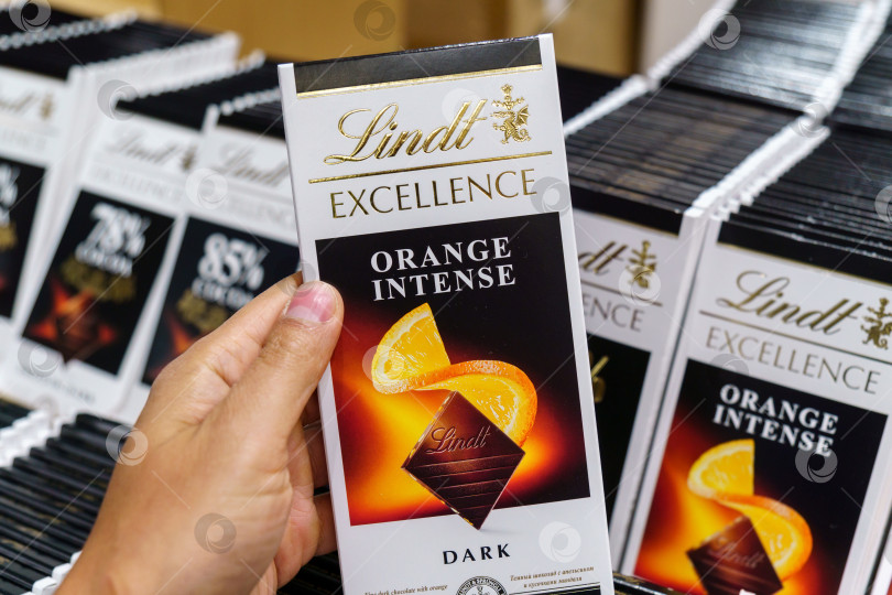 Скачать Волжский, Россия - 21 сентября 2021 года: шоколадная плитка Lindt Excellence orange intense exellence. Избирательный фокус фотосток Ozero