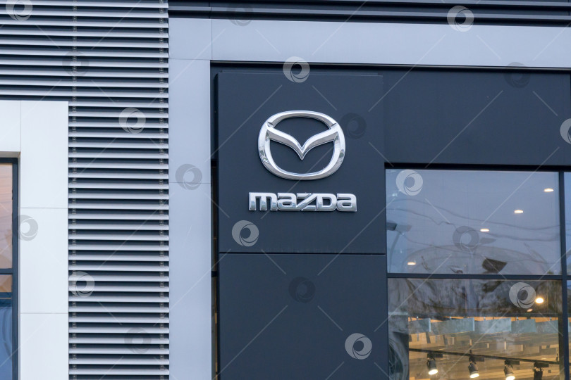 Скачать Волжский, Россия - 25 сентября 2021 года: Логотип Mazda - японского автопроизводителя, базирующегося в Хиросиме, Япония. Избирательный фокус фотосток Ozero