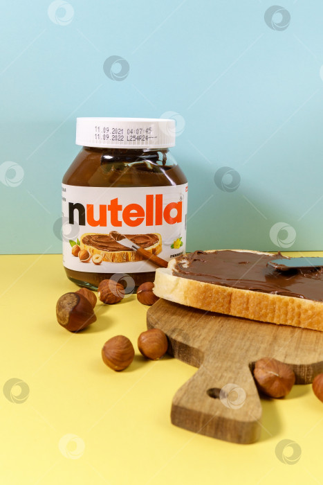 Скачать Тюмень, Россия - 15 октября 2021 года: Nutella - это торговая марка шоколадного фундука. Производится итальянской компанией Ferrero. фотосток Ozero