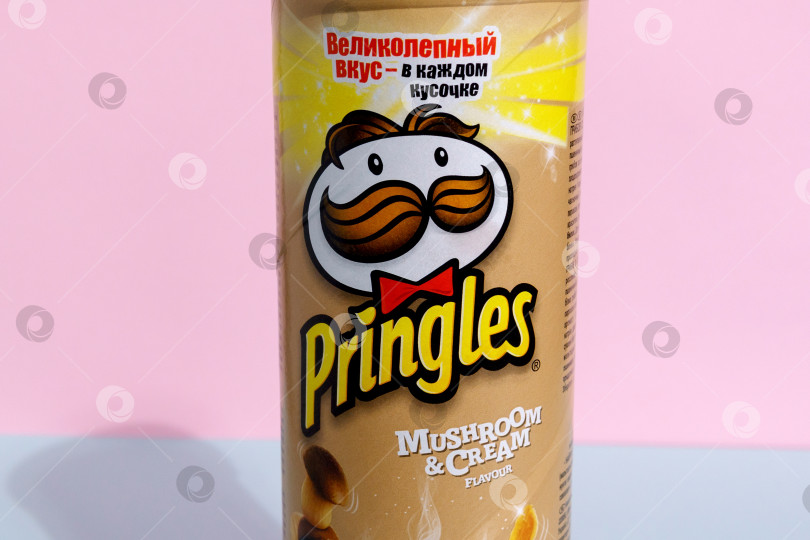 Скачать Тюмень, Россия - 7 августа 2021 года: Чипсы "Принглс". Принадлежащий компании Kellogg, Pringles - это бренд картофельных чипсов в пакетиках фотосток Ozero