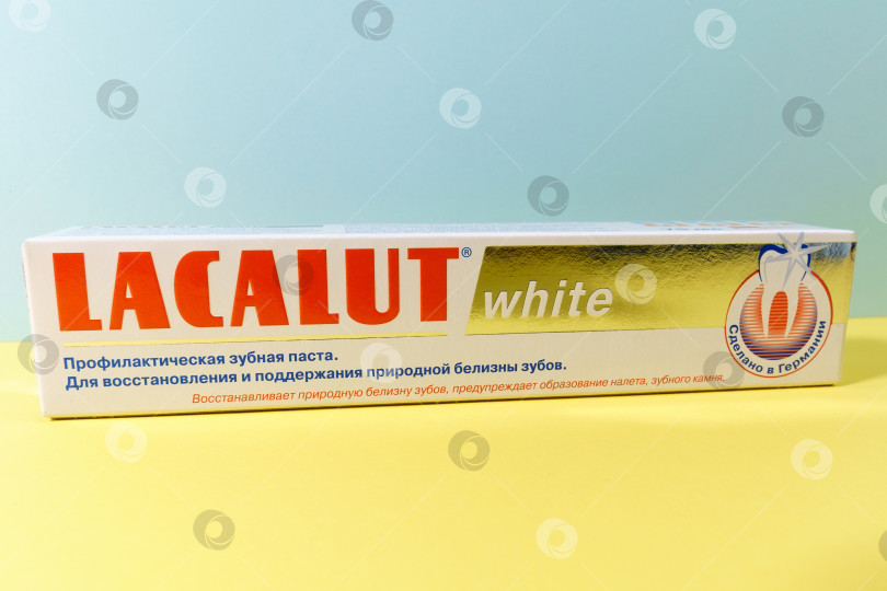 Скачать Тюмень, Россия - 15 октября 2021 года: Lacalut - немецкий бренд стоматологической помощи. Белая медицинская зубная паста Lacalut. Пространство для копирования фотосток Ozero