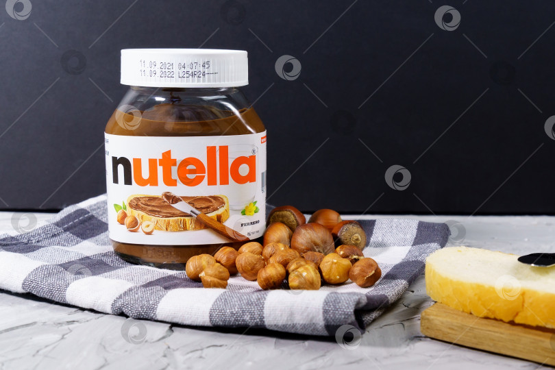 Скачать Тюмень, Россия - 15 октября 2021 года: Nutella close up - это фирменное наименование шоколадного фундука. Итальянская компания Ferrero фотосток Ozero