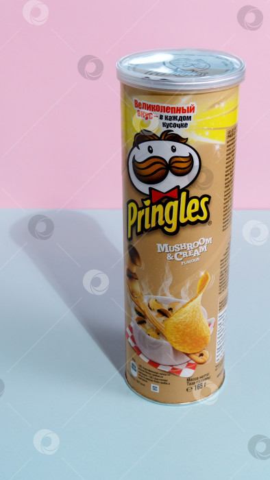 Скачать Тюмень, Россия - 7 августа 2021 года: Чипсы "Принглс". Pringles - это марка картофельных чипсов, принадлежащая компании Kellogg. фотосток Ozero