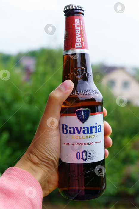 Скачать Волжский, Россия - 25 сентября 2021 года: продажа безалкогольного пива Bavaria Holland. Избирательный фокус фотосток Ozero