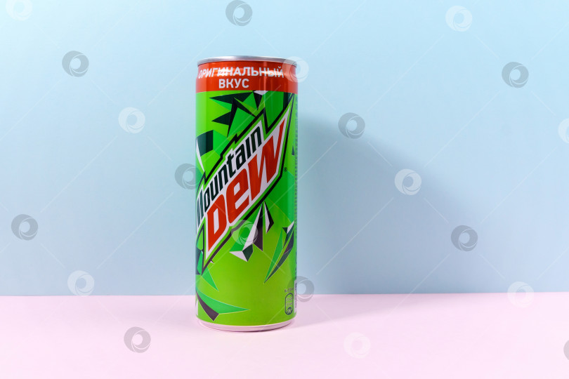 Скачать Тюмень, Россия - 15 октября 2021 года: Mountain Dew - безалкогольный, сильно газированный безалкогольный напиток, торговая марка американской компании PepsiCo. фотосток Ozero