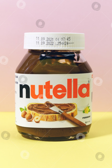 Скачать Тюмень, Россия - 15 октября 2021 года: Nutella - это торговая марка шоколадного фундука. Производится итальянской компанией Ferrero. фотосток Ozero
