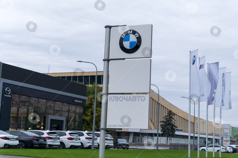 Скачать Волжский, Россия - 25 сентября 2021 года: Логотип автомобиля BMW. BMW - немецкая компания по производству автомобилей фотосток Ozero