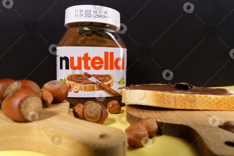 Скачать Тюмень, Россия - 15 октября 2021 года: Nutella close up - это фирменное наименование шоколадного фундука. Итальянская компания Ferrero фотосток Ozero