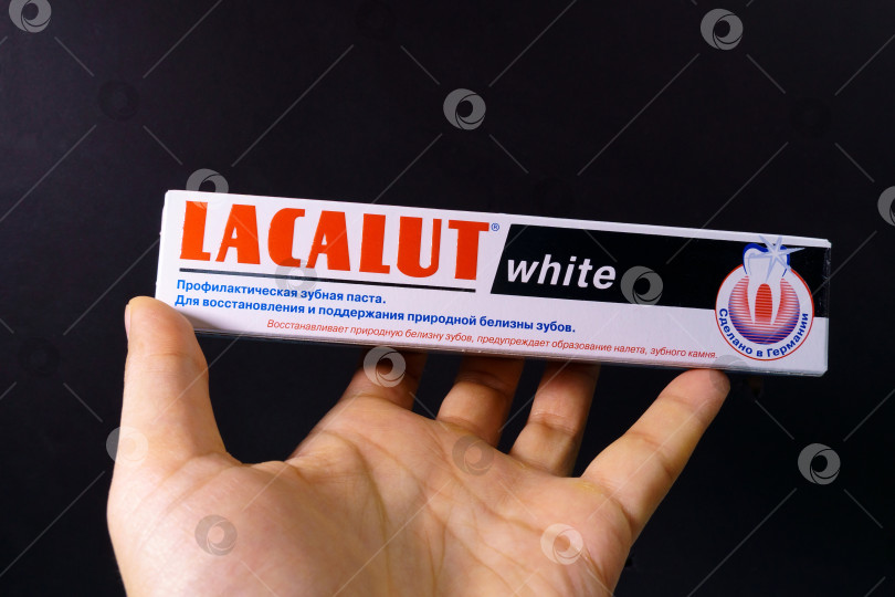 Скачать Тюмень, Россия - 15 октября 2021 года: Lacalut - немецкий бренд стоматологической помощи. Белая медицинская зубная паста Lacalut. Пространство для копирования фотосток Ozero