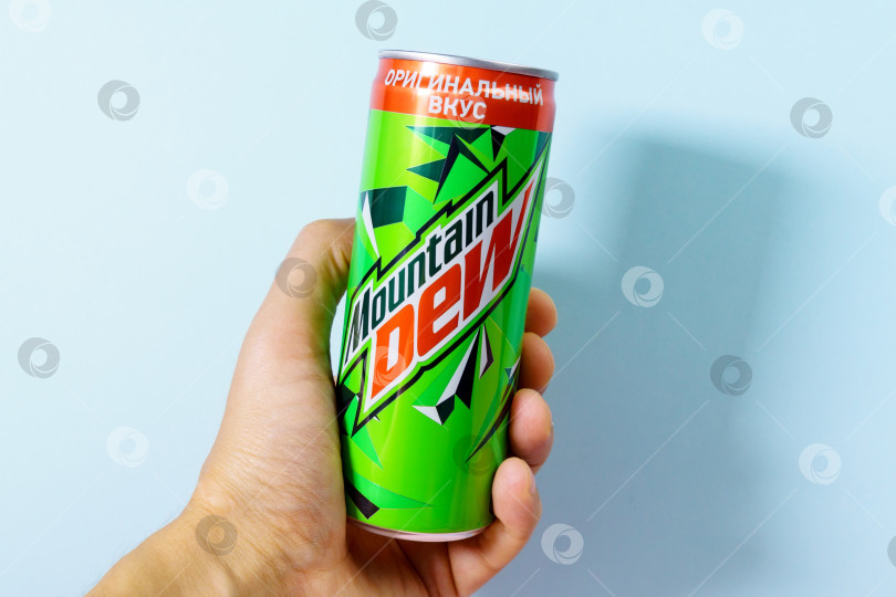 Скачать Тюмень, Россия - 15 октября 2021 года: Mountain Dew - безалкогольный, сильно газированный безалкогольный напиток, торговая марка американской компании PepsiCo. фотосток Ozero