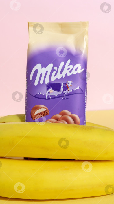 Скачать Тюмень, Россия - 7 августа 2021 года: Шоколад Milka с бананом, Milka - швейцарский бренд шоколадных кондитерских изделий. фотосток Ozero