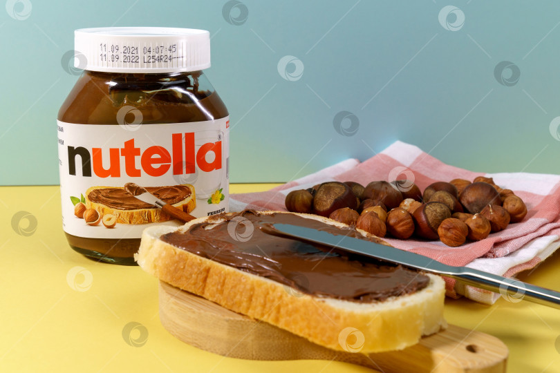 Скачать Тюмень, Россия - 15 октября 2021 года: Nutella close up - это фирменное наименование шоколадного фундука. Итальянская компания Ferrero фотосток Ozero