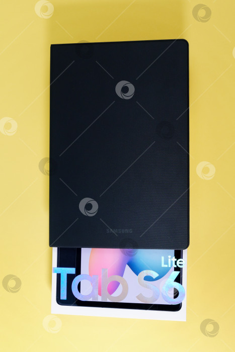 Скачать Тюмень, Россия - 15 октября 2021 года: Samsung Galaxy Tab 6 Lite - это усовершенствованный блокнот с клавиатурой. Samsung - южнокорейская группа компаний, одна из крупнейших в мире. фотосток Ozero