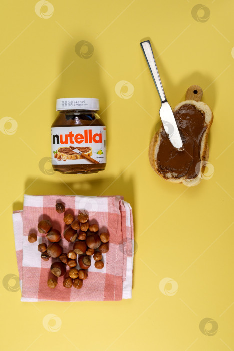 Скачать Тюмень, Россия - 15 октября 2021 года: Nutella - это торговая марка шоколадного фундука. Производится итальянской компанией Ferrero. фотосток Ozero