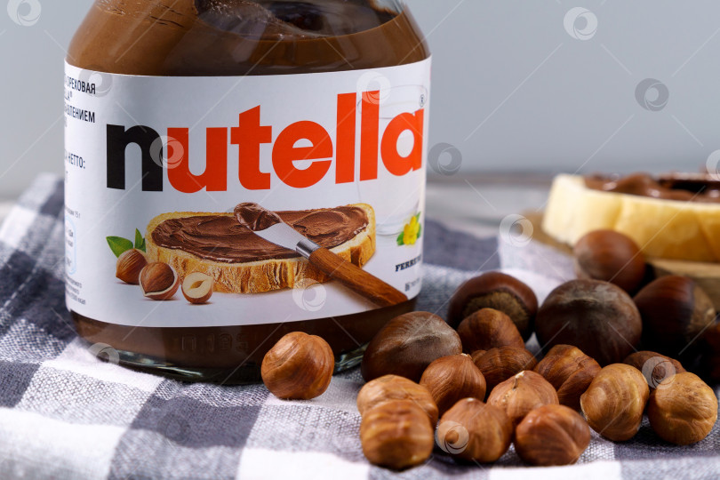 Скачать Тюмень, Россия - 15 октября 2021 года: Nutella close up - это фирменное наименование шоколадного фундука. Итальянская компания Ferrero фотосток Ozero