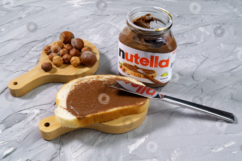 Скачать Тюмень, Россия - 15 октября 2021 года: Nutella - широко популярная торговая марка шоколадного крема. Избирательный фокус фотосток Ozero