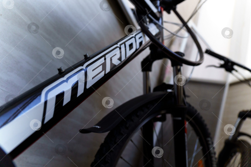 Скачать Тюмень, Россия - 15 октября 2021 года: логотип Merida. Дорожный велосипед для гонок и фитнеса. Избирательный фокус фотосток Ozero