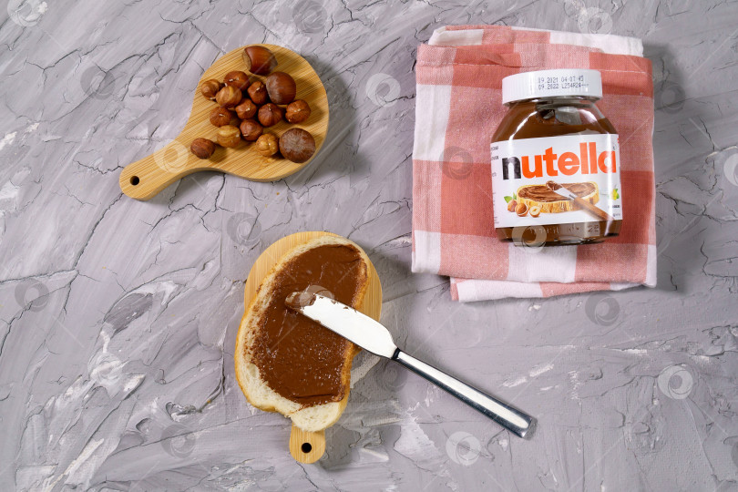 Скачать Тюмень, Россия - 15 октября 2021 года: Nutella - это торговая марка шоколадного фундука. Производится итальянской компанией Ferrero. фотосток Ozero