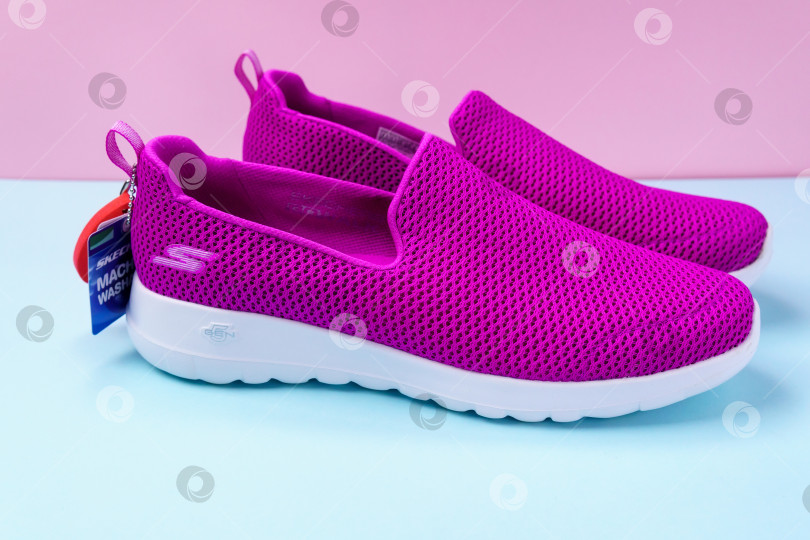 Скачать Тюмень, Россия - 27 августа 2021 года: Женская обувь Skechers выходит на прогулку с радостью. Skechers - американская обувная компания. фотосток Ozero